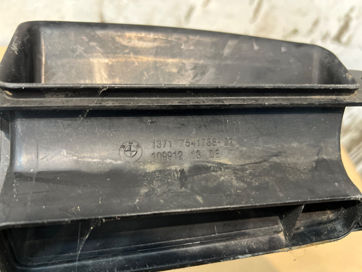 BMW 3 Series E90 E91 E92 E93 Front Hood Suction Air Intake Inlet Duct 7541738