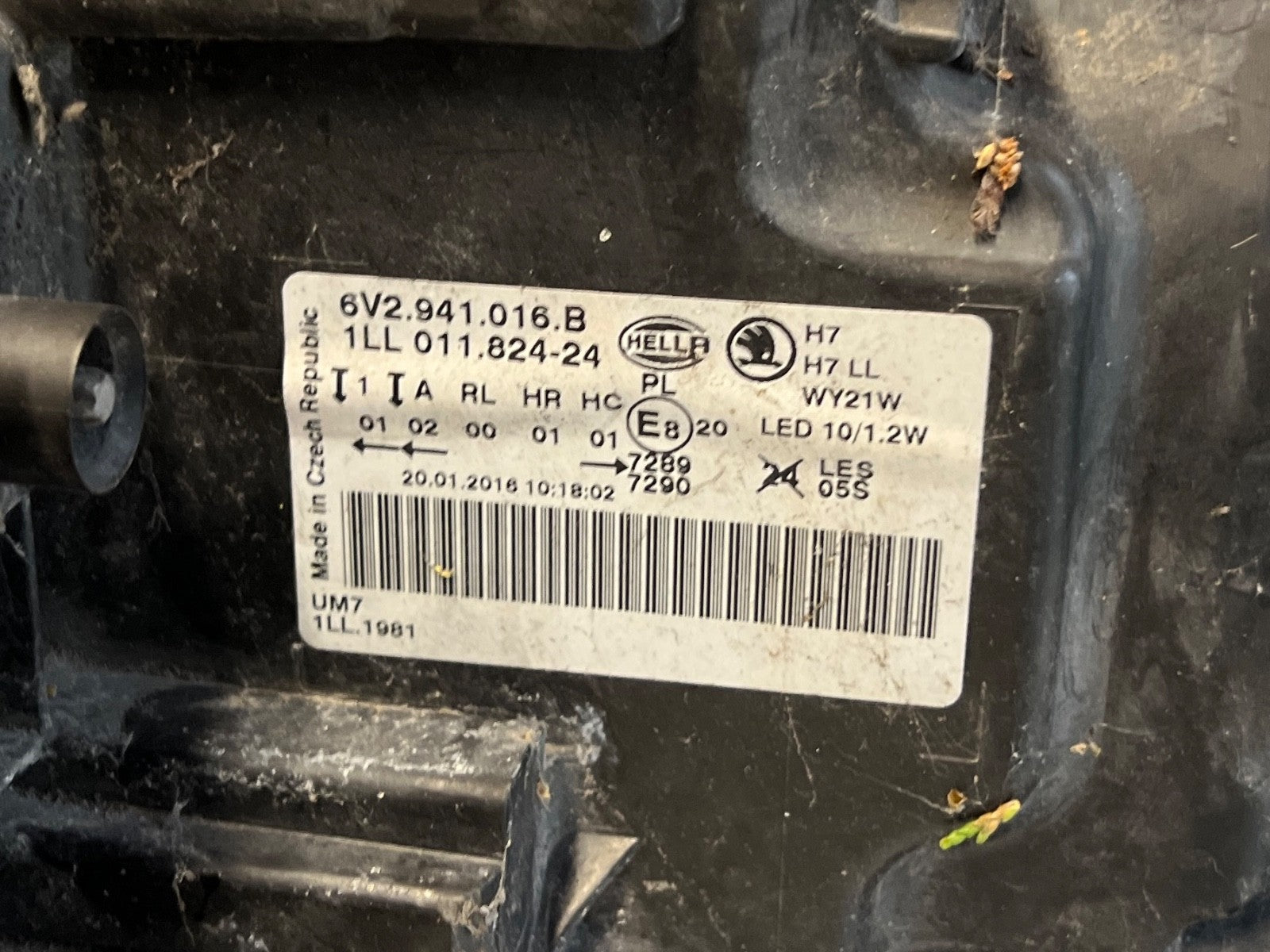 Genuine SKODA FABIA 2016 - Xenon Headlight O/S Right 6V1941016B Damaged Spares