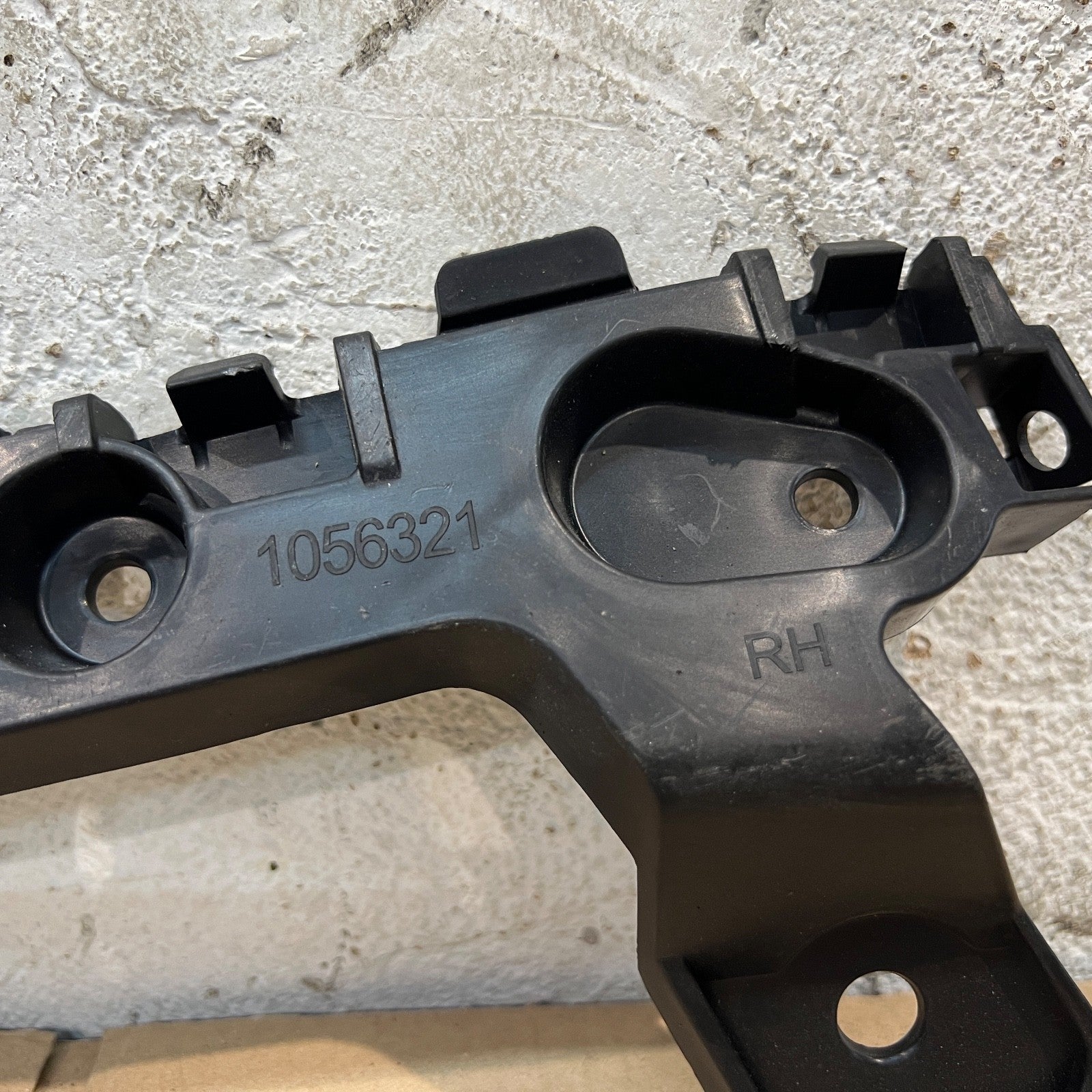 GENUINE FORD RIGHT HAND BUMPER BRACKET 1056321