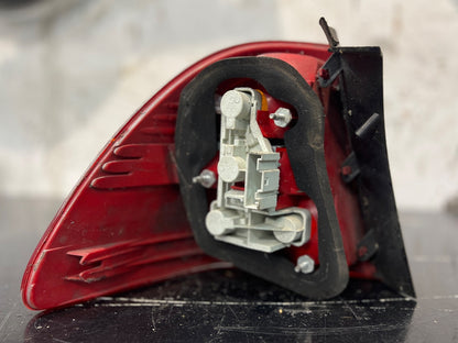 BMW 3 SERIES E91 TOURING 2005-2008 PRE LCI DRIVERS RIGHT REAR TAIL LIGHT 7160062