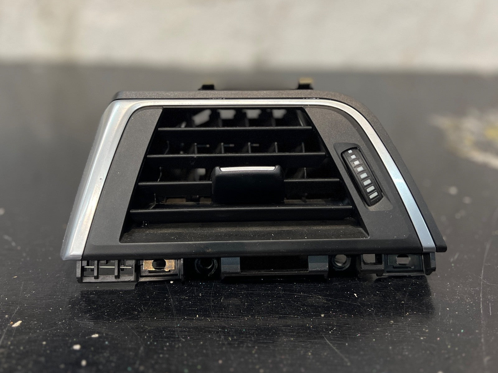 BMW F30 F31 F32 F33 F34 F36 Passenger Side Left Dashboard Air Vent 9346226