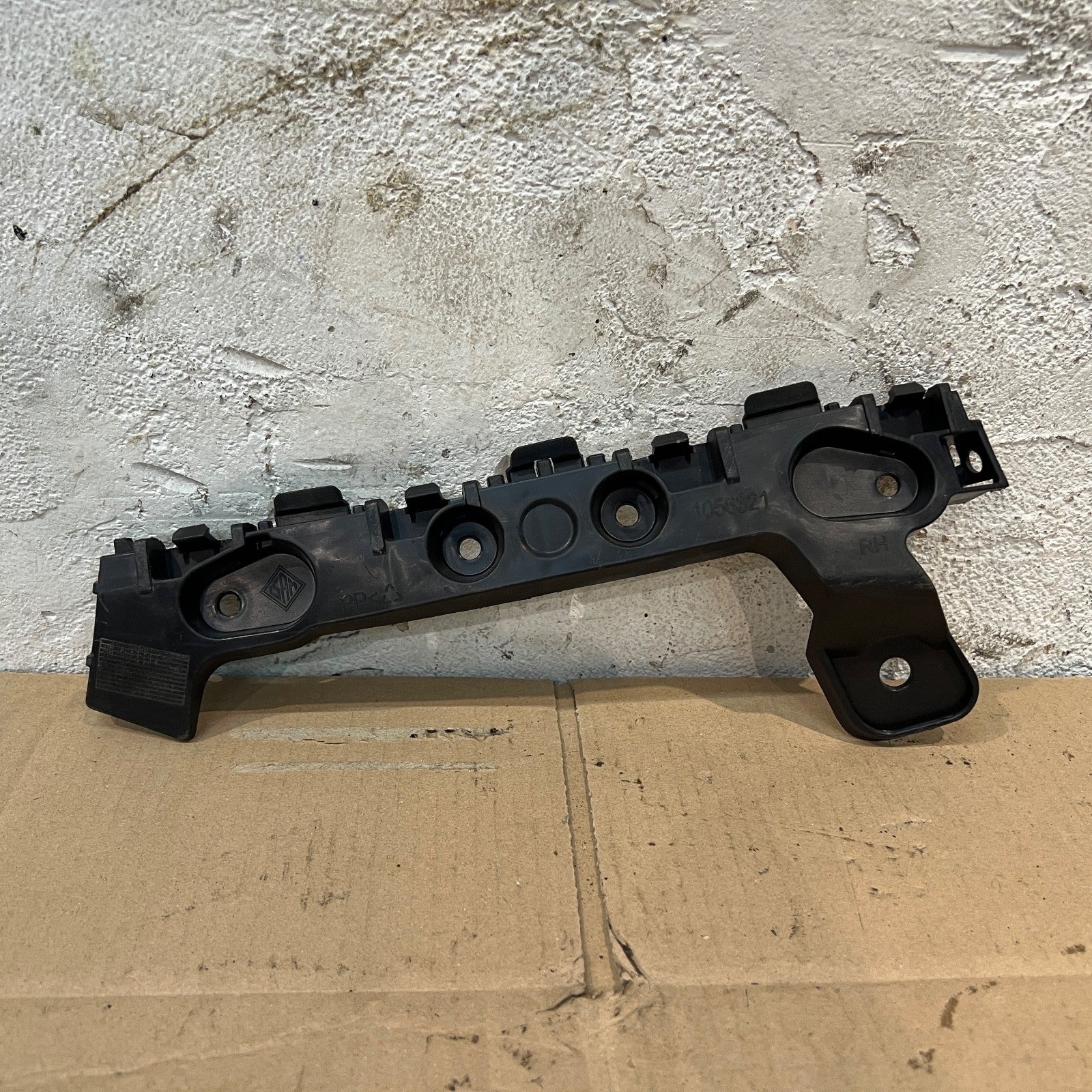 GENUINE FORD RIGHT HAND BUMPER BRACKET 1056321