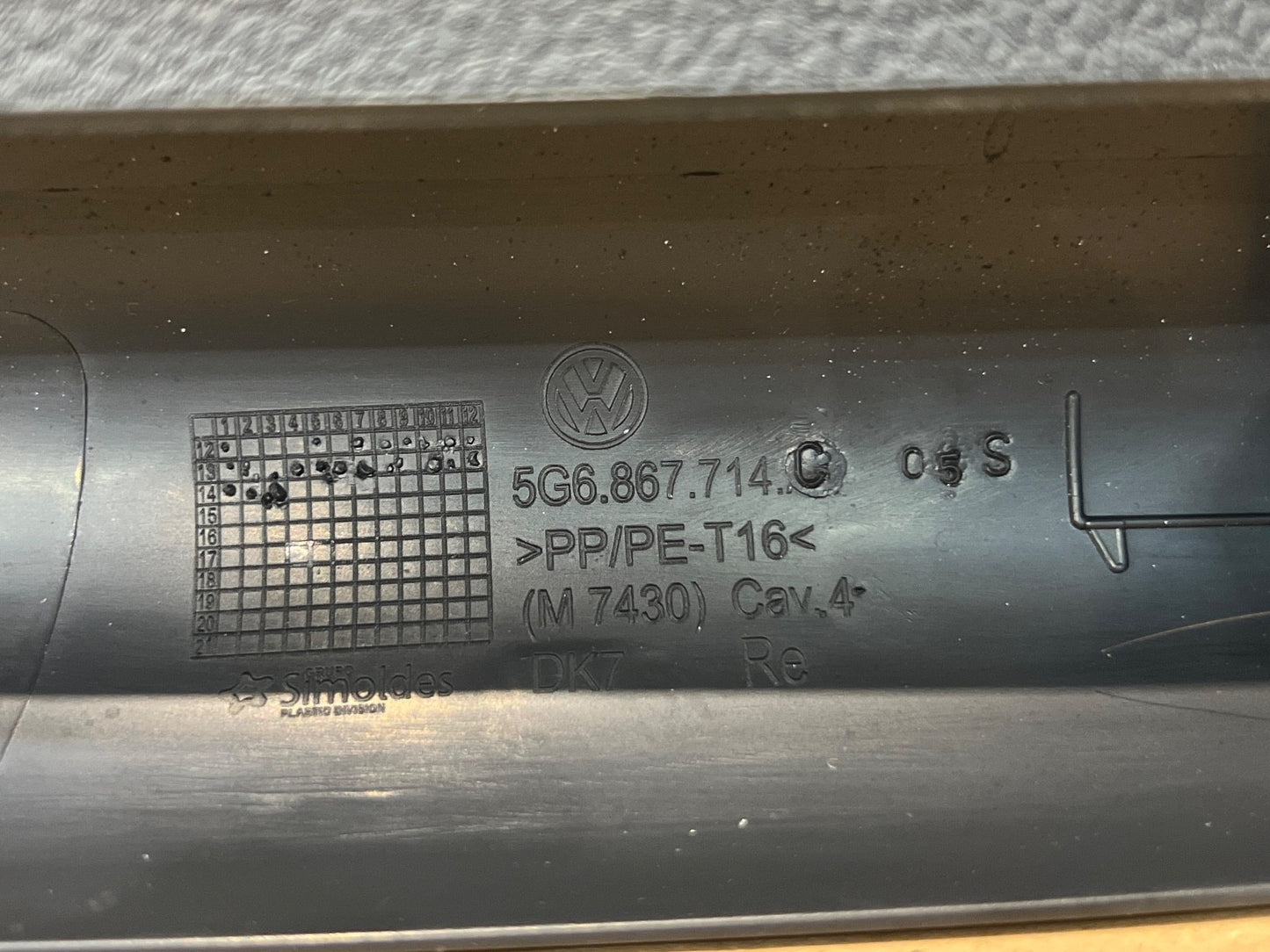 VW GOLF MK7 REAR RIGHT TOP TAILGATE PARCEL SHELF TRIM 5G6867714C