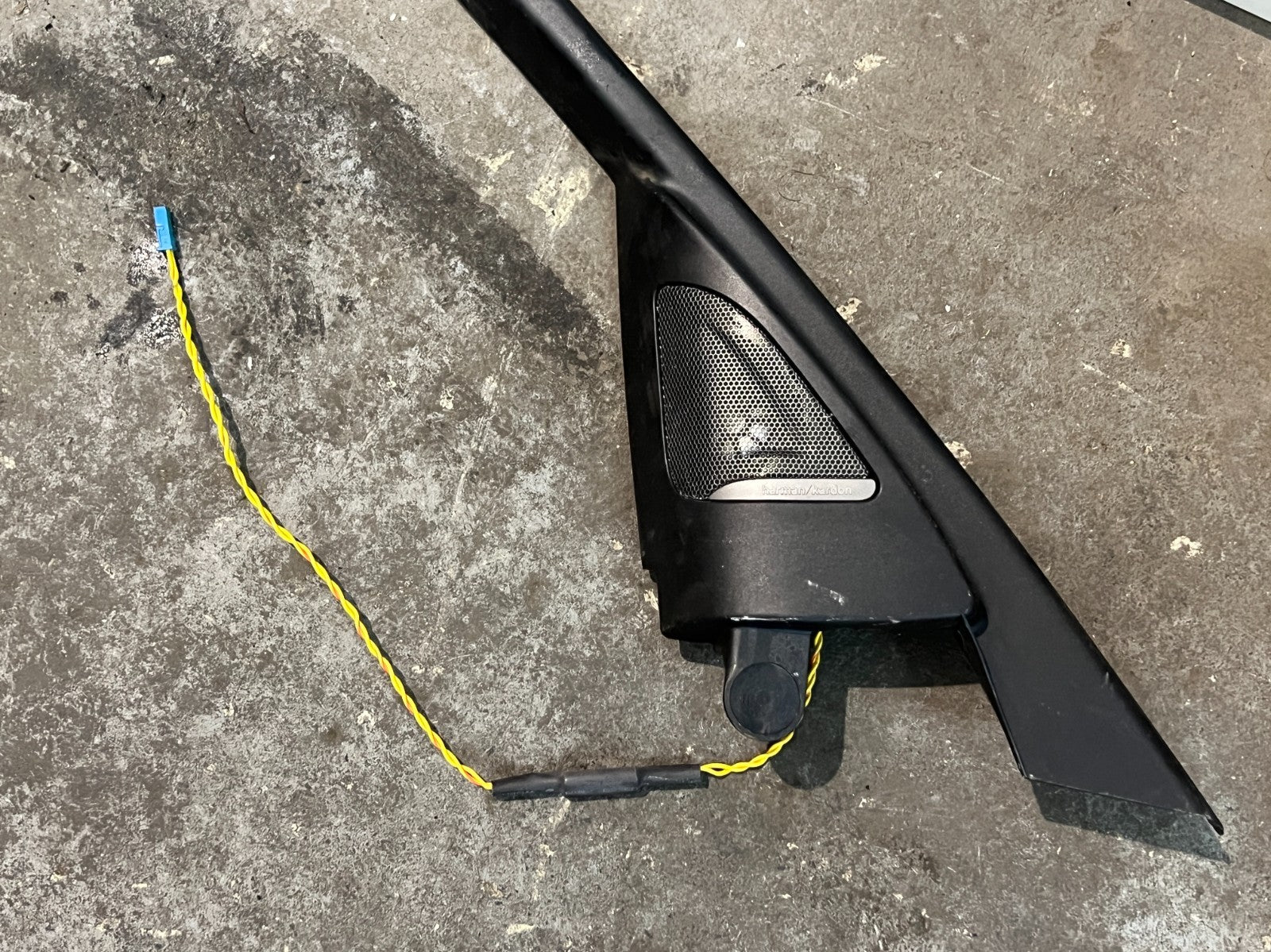 BMW F30/F31 NS Passenger Harman Hardon Window Trim w/ Tweeter 7259383 226357