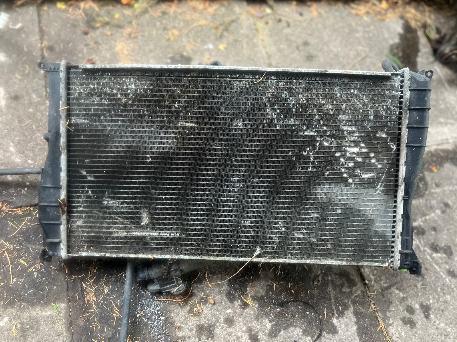 BMW 325d 330d E90 E91 E92 E93 Water Cooling Radiator Genuine 7797451 4134328