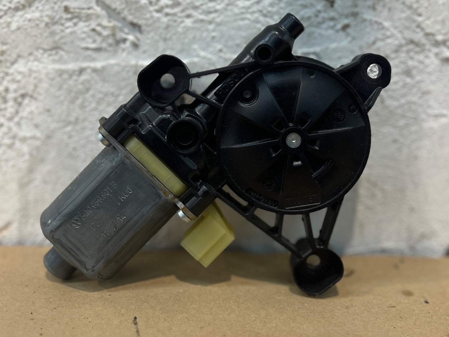 13-19 Volkswagen Audi Seat Skoda PASSENGER FRONT WINDOW MOTOR 5Q0959801B