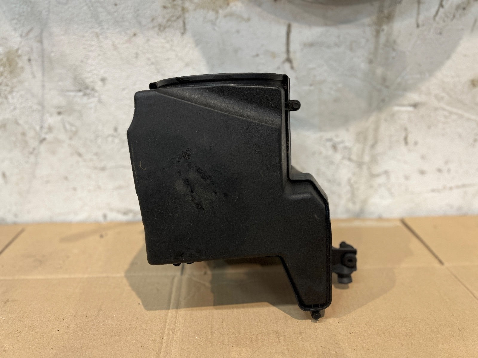 2010-2018 FORD Air Intake Filter Cleaner Box Assembly AV619600BG