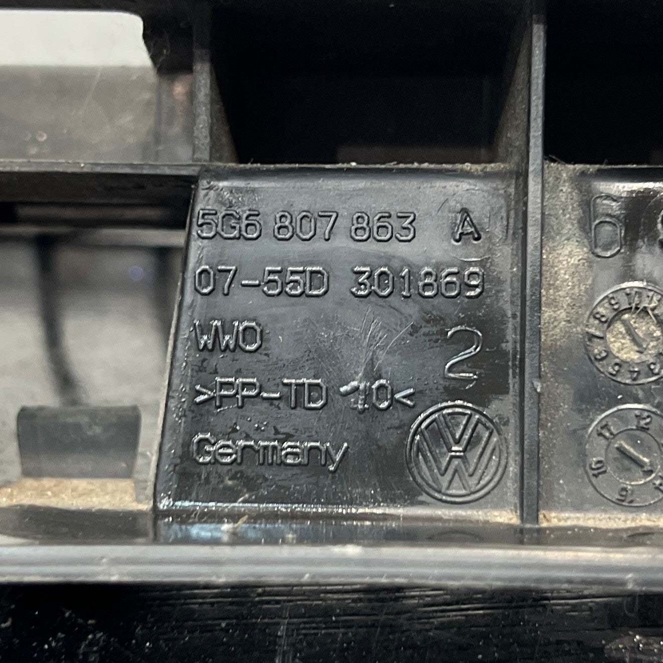 Volkswagen Golf Mk7 Rear Centre Bumper Bracket Holder Mount Trim 5G6807863A