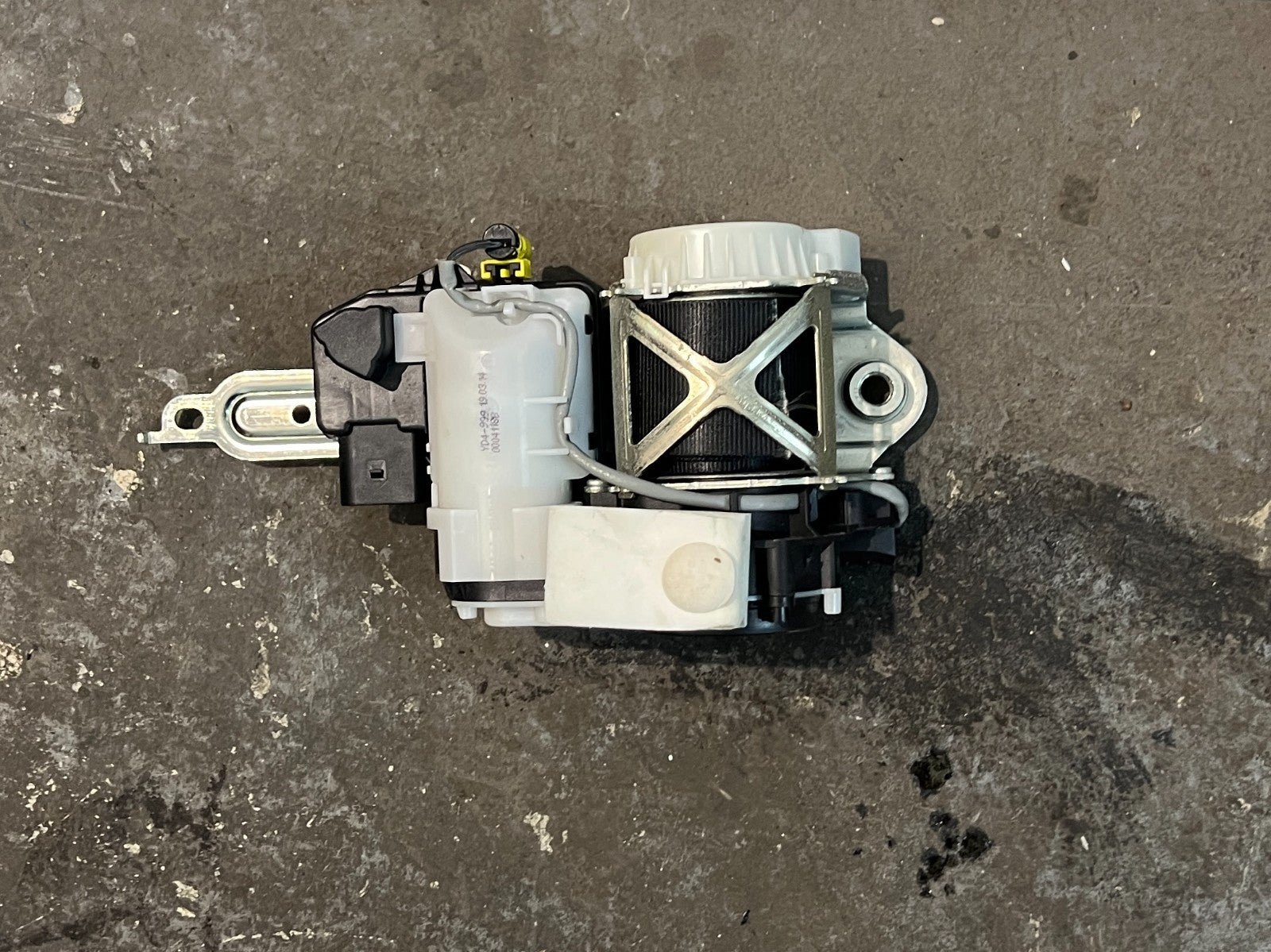 VW Golf MK7 Nearside Front Seatbelt Pretensioner WX0WY10.5 Used - Fits 2013-2020