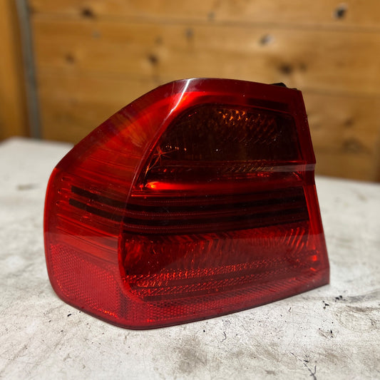 BMW Passenger N/S Left Rear Outer Tail Light Lamp 3 Series E90 6937457