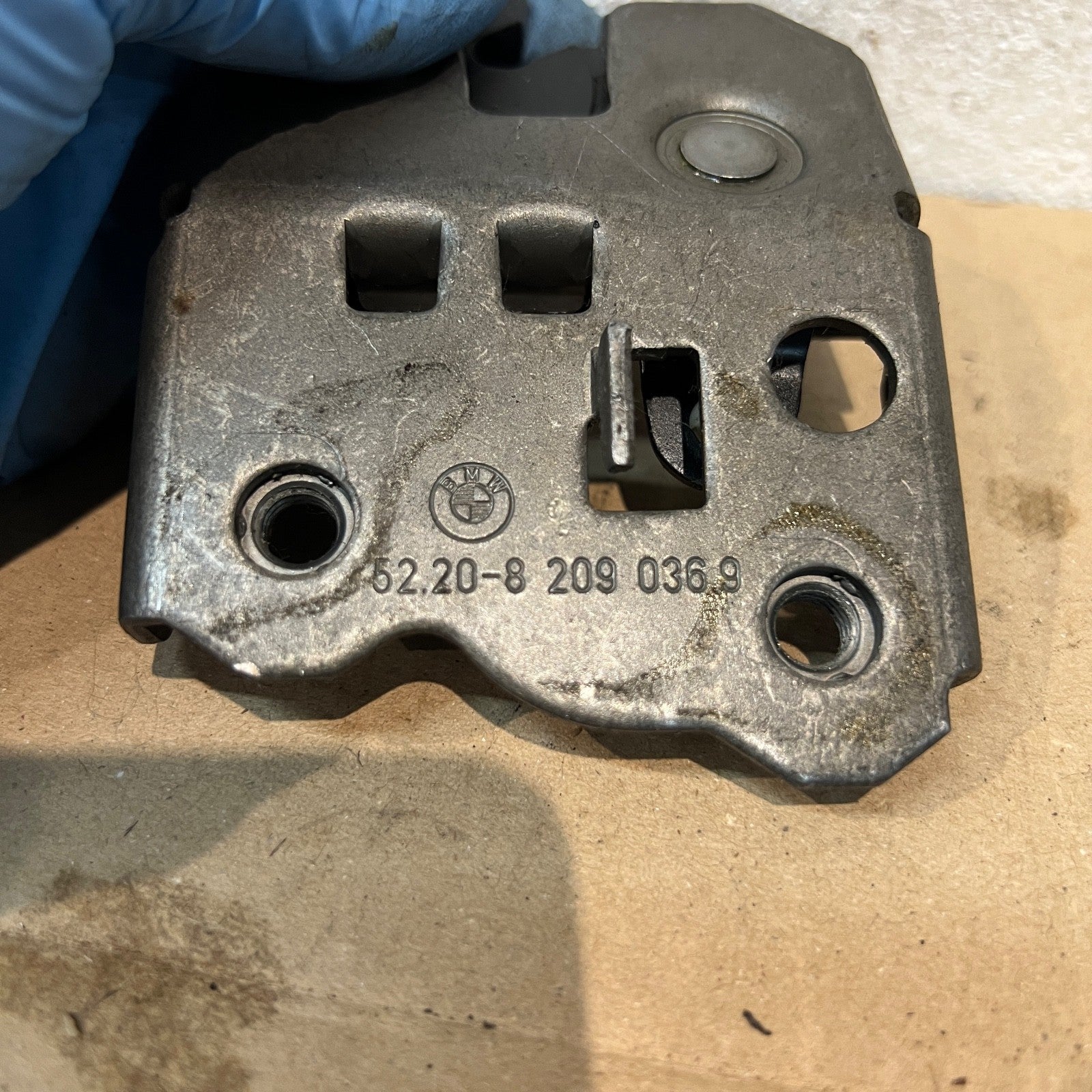 BMW 3 Series E46 Catch Rear Seat Frame Right O/S 8209036