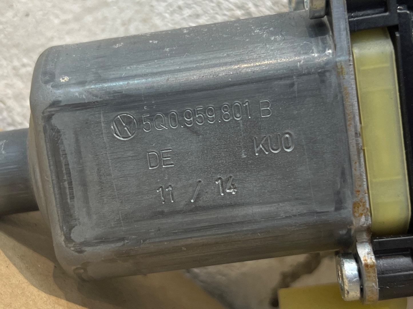 13-19 Volkswagen Audi Seat Skoda PASSENGER FRONT WINDOW MOTOR 5Q0959801B