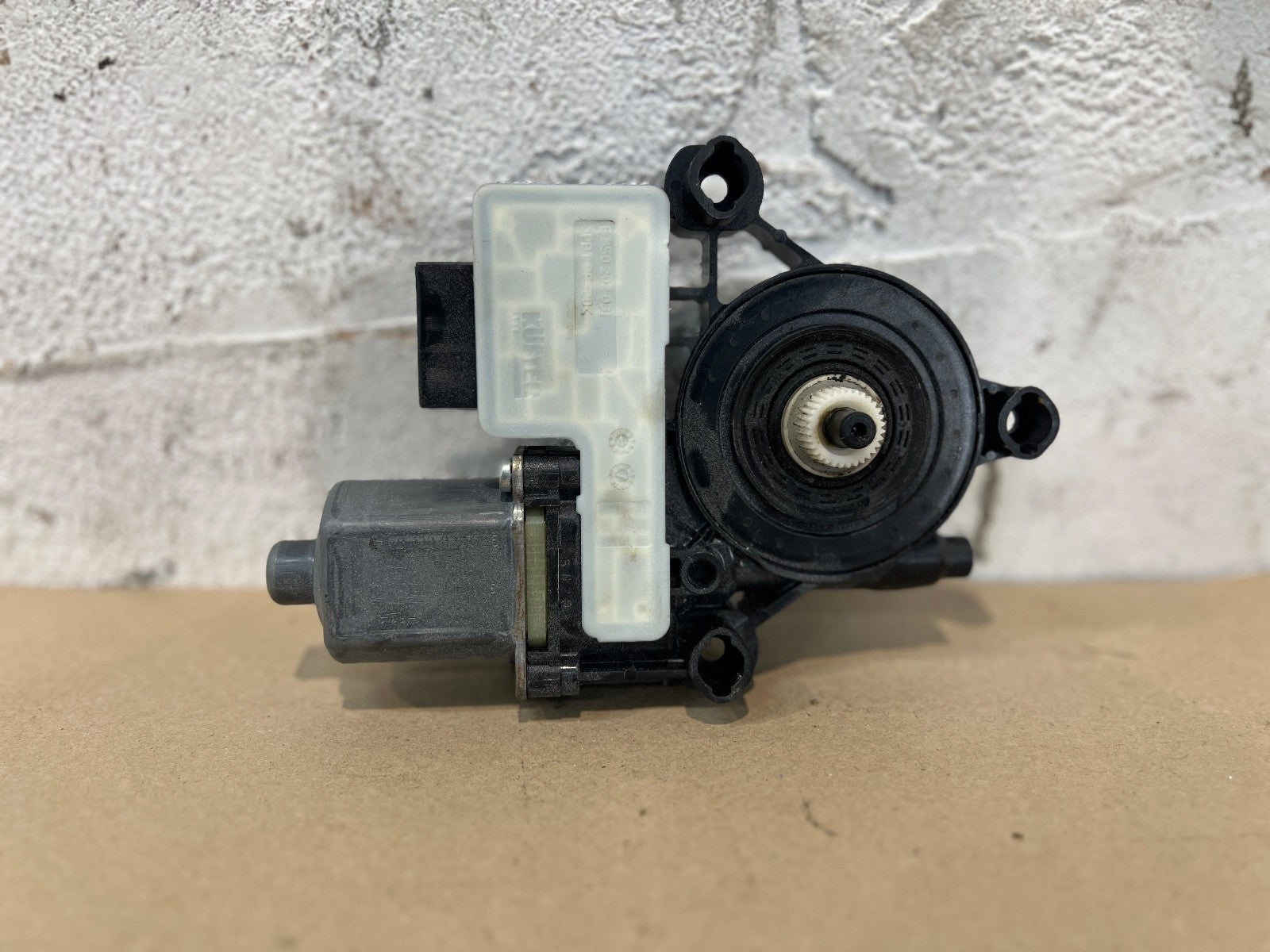 13-19 Genuine Volkswagen Audi Seat Skoda  PASSENGER REAR WINDOW MOTOR 5Q0959801B