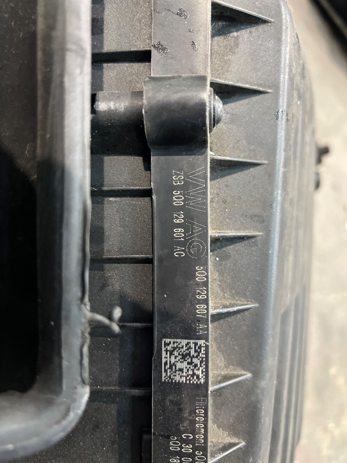 2003-2008 Volkswagen Seat Skoda Audi Intake Air Intake Airbox ZSB50019601AC